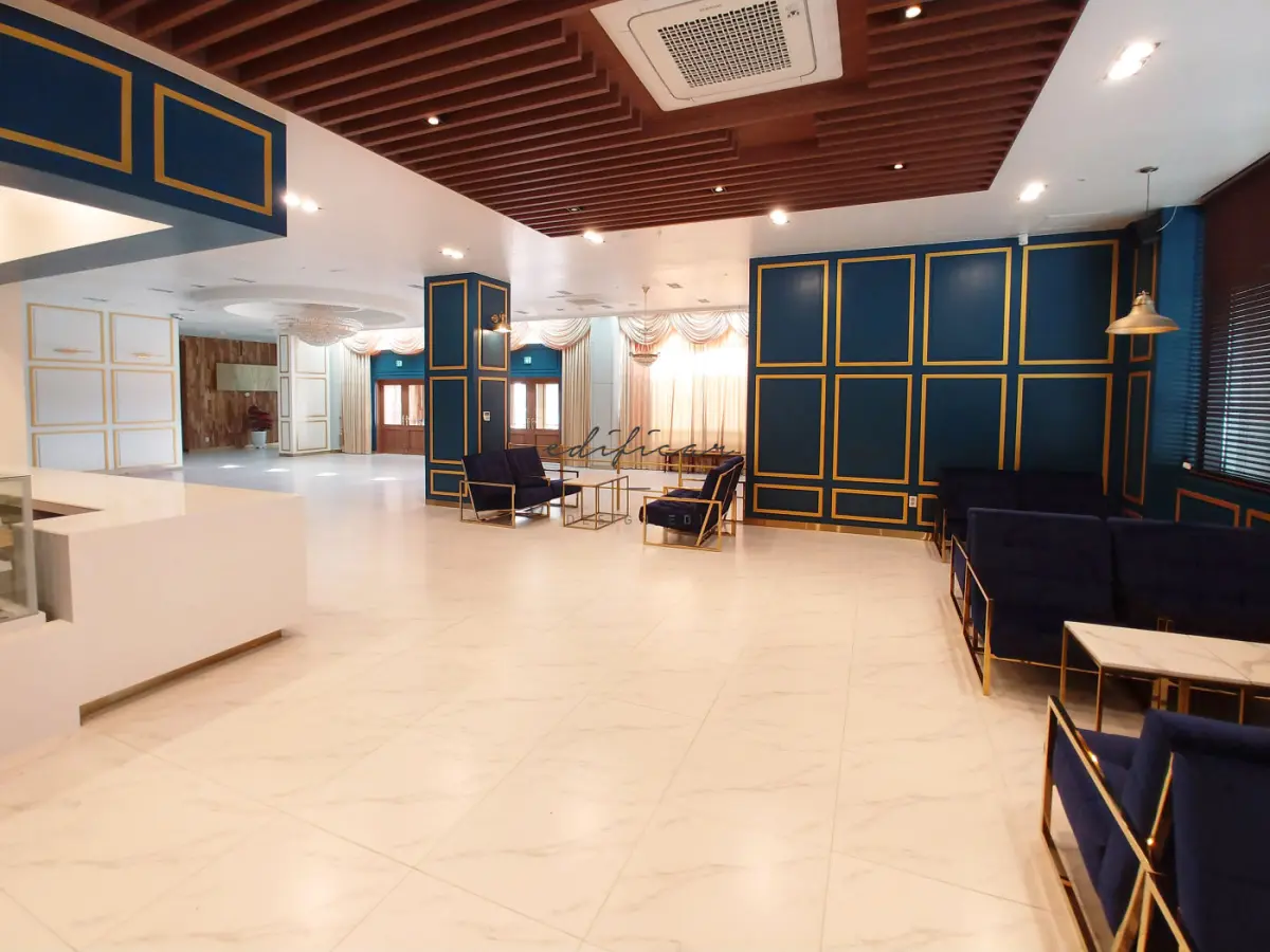 골드 몰딩과 우드 천장이 어우러진 교회 라운지